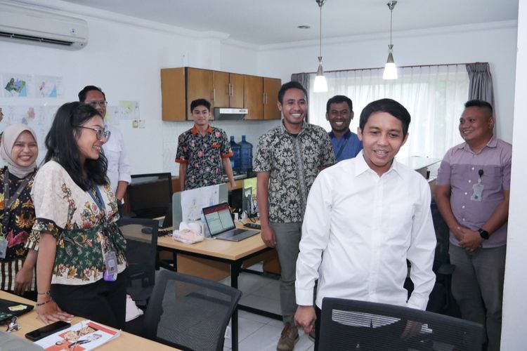 Plt Wakil Kepala Otorita IKN, Raja Juli Antoni saat berkunjung ke Kantor Otorita IKN di Balikpapan, Kalimantan Timur pada Kamis (13/6/2024).