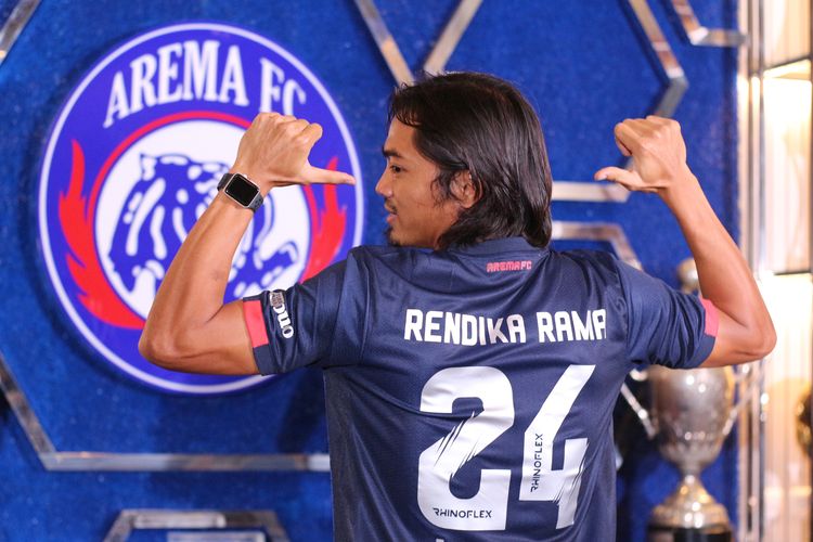 Pemain baru Andik Rendika Rama memamerkan nomor punggung yang digunakan selama di Arema FC seusai diperkenalkan pada media di Kandang Singa, Kantor Arema FC, Kamis (7/4/2022) sore.