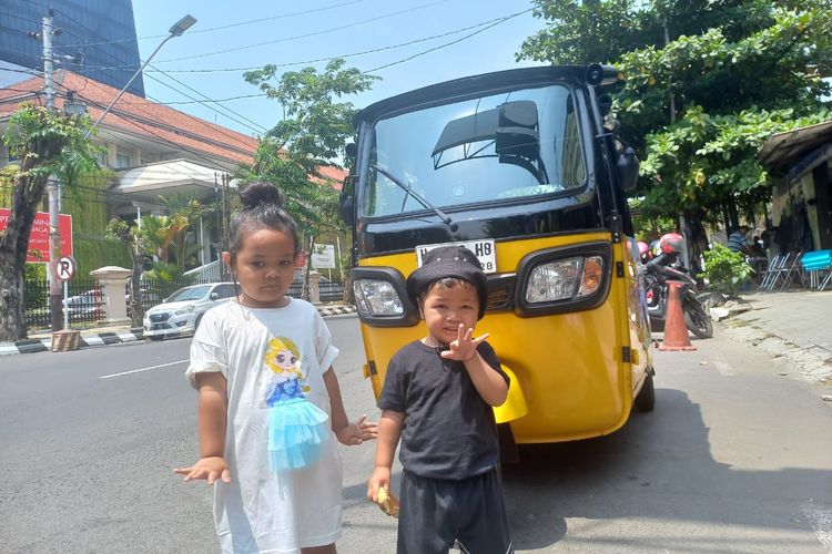Anak-anak tampak senang setelah menaiki bajaj berkeliling Kota Semarang, Selasa (19/12/2023).