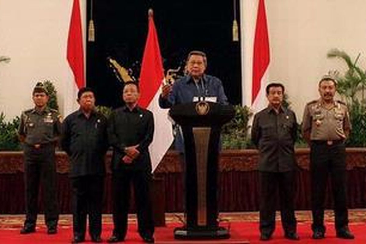 Presiden RI, Susilo Bambang Yudhoyono, bersama Mensesneg Sudi Silalahi (dua kiri), Menko Polhukam, Djoko Suyanto (tiga kiri), Jaksa Agung Basrief Arief (dua kanan), dan Kapolri Jenderal (Pol) Timur Pradopo, menyampaikan konferensi persnya di Istana Negara, Jakarta, Senin (8/10/2012).
