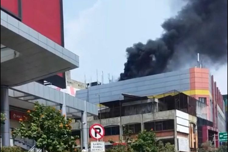  Kepulan asap hitam terlihat di Glodok Plaza di Jalan Hayam Wuruk, Mangga Besar, Taman Sari, Jakarta Barat pada Minggu (28/3/2021) siang.