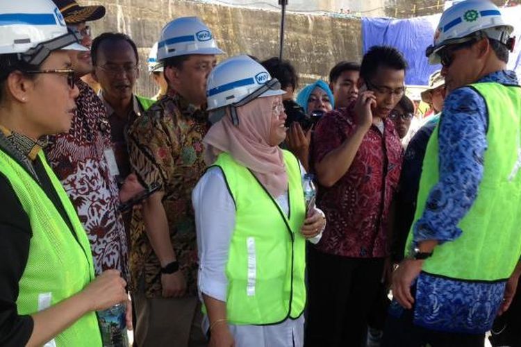Menteri Keuangan Sri Mulyani (kiri) meninjau proyek Waduk Logung di Kudus, Jawa Tengah, Sabtu (18/2/2017). Waduk ini baru 42 persen, ditarget selesai 2018 mendatang.