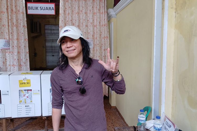 Abdee saat mencoblos di Tempat Pemungutan Suara (TPS) 31 di daerah Duren Tiga, Jakarta Selatan, Rabu (14/2/2024). 