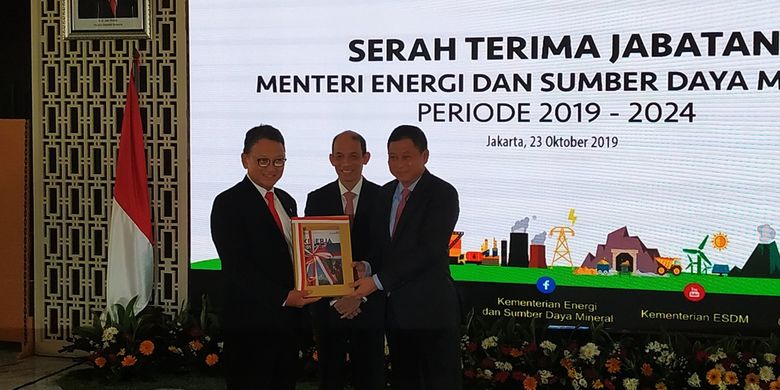 Menteri Energi dan Sumber Daya Mineral (ESDM) yang baru Arifin Tasrif (kiri) dan Ignasius Jonan (kanan) berfoto bersama usai serah terima jabatan (Sertijab) di Ruang Sarulla, Gedung Chairul Saleh, Kementerian ESDM, Jakarta, Rabu (23/10/2019).