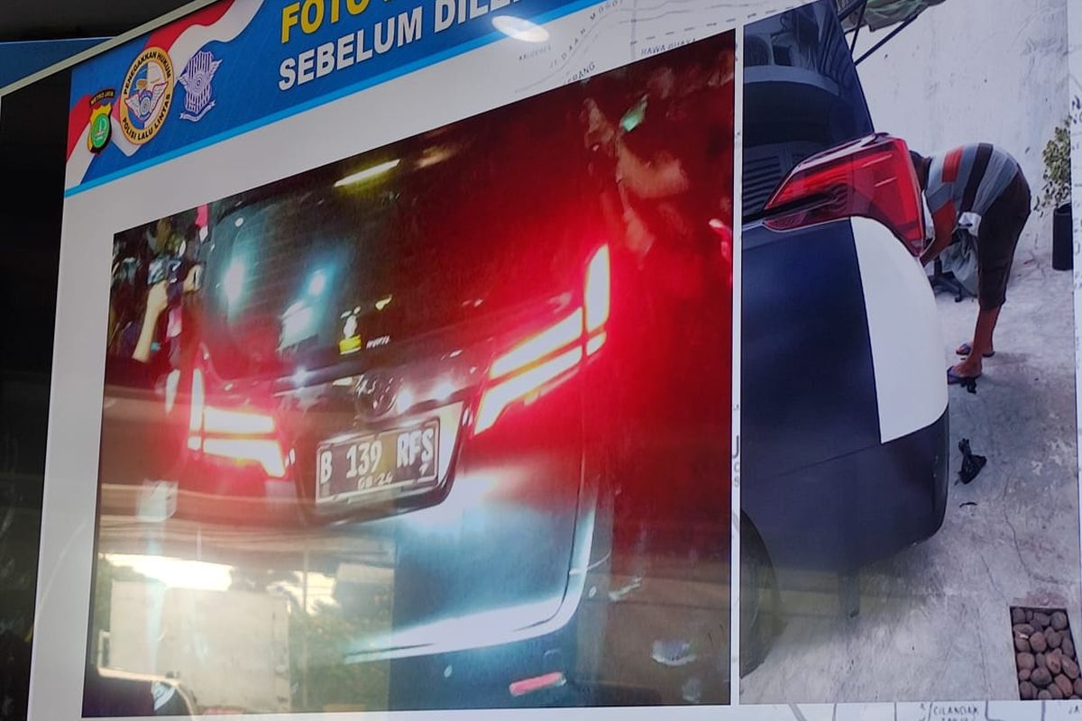 Polisi menunjukkan pelepasan stiker hitam doff di mobil Toyota Alphard bernomor polisi B 139 RFS milik Rachel Vennya. 