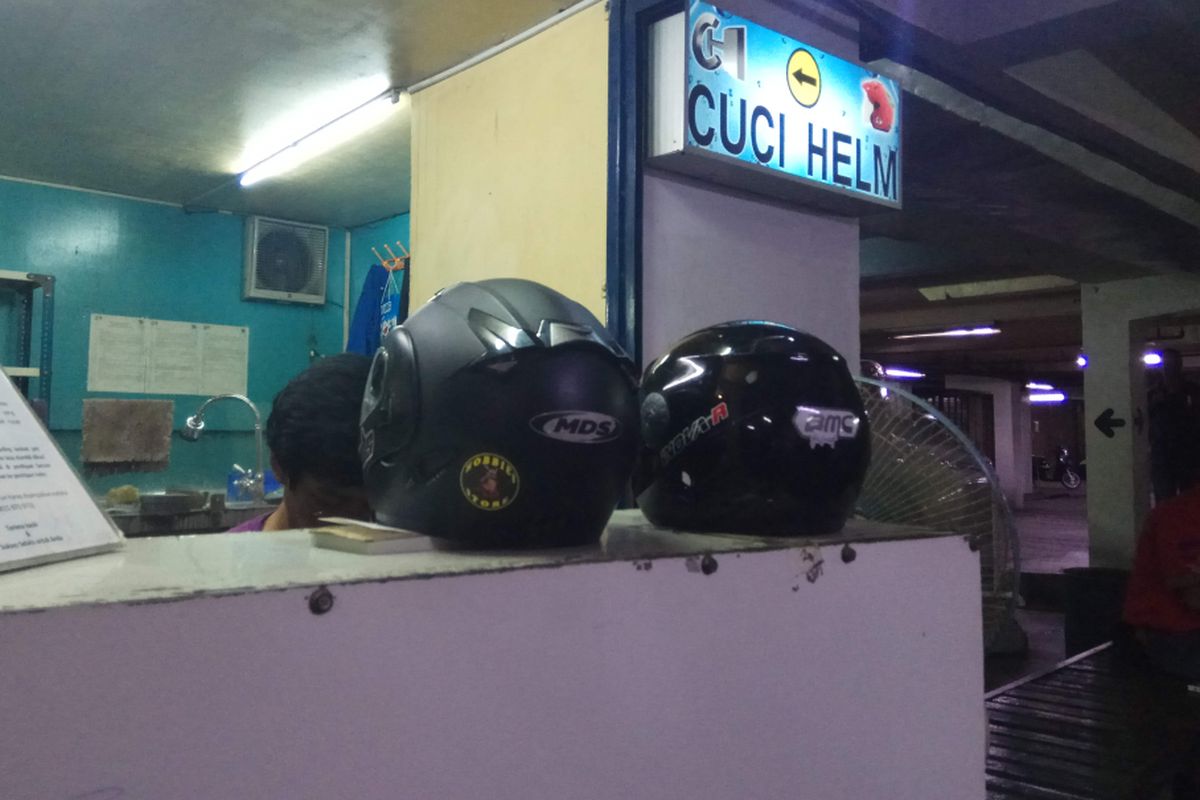 Gerai cuci helm di Atrium Senen, Jakarta Pusat, Senin (13/11/2017).