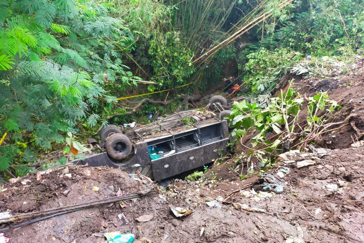 Foto-foto: Proses pengangkatan bangkai bus pariwisata yang masuk jurang sedang dilakukan tim derek Polresta Tasikmalaya di Kecamatan Rajapolah, Kabupaten Tasikmalaya, Jawa Barat sampai Sabtu (25/6/2022) malam.