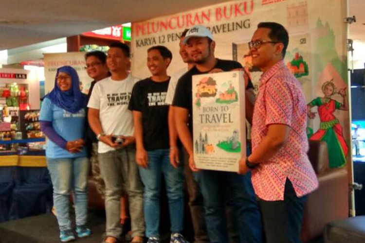 Peluncuran antologi perjalanan Born To Travel karya 12 penulis perjalanan terbitan Gramedia Pustaka Utama digelar di Kinokuniya Bookstore, Sogo Plaza Senayan, Jakarta, Sabtu (17/6/2017).
