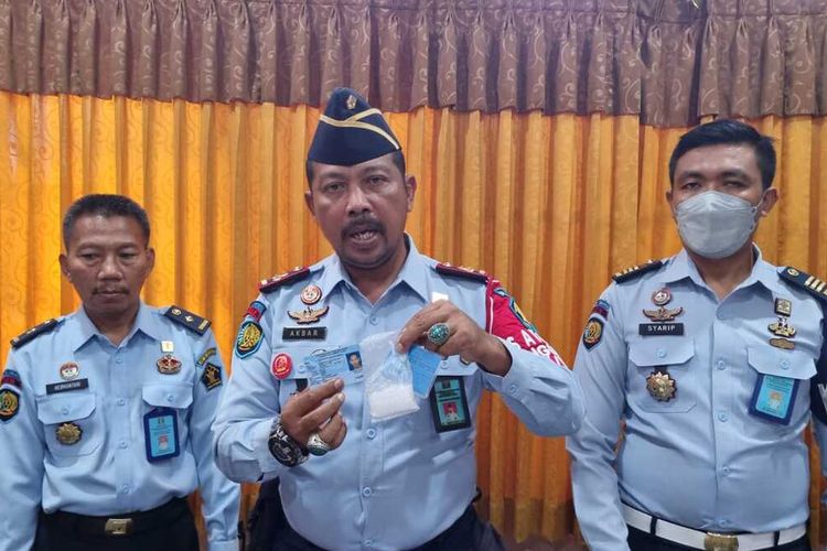 Kalapas ll Mataram saat melakukan jumpa pers pengungkapan penyelundupan sabu di Lapas