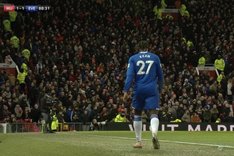 Striker Everton, Moise Kean, berjalan keluar lapangan setelah ia digantikan pada laga Liga Inggris kontra Manchester United, Minggu (15/12/2019).