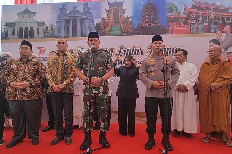 Panglima TNI Laksamana Yudo Margono dan Kapolri Jenderal Listyo Sigit Prabowo serta perwakilan tokoh agama di acara Doa Bersama Lintas Agama di Lapangan Bhayangkara, Mabes Polri, Jakarta, Jumat (30/6/2023) sore.