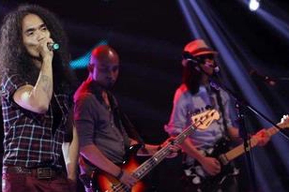 Band Slank, yang digawangi oleh Kaka (kiri), Bimbim, Abdee (kanan), Ridho, dan Ivanka (tengah), tampil sebagai bintang tamu pada malam Gala Show (babak eliminasi) kedua X Factor Indonesia, yang digelar di Studio 8 RCTI, Kebon Jeruk, Jakarta Barat, Jumat (1/3/2013) malam.