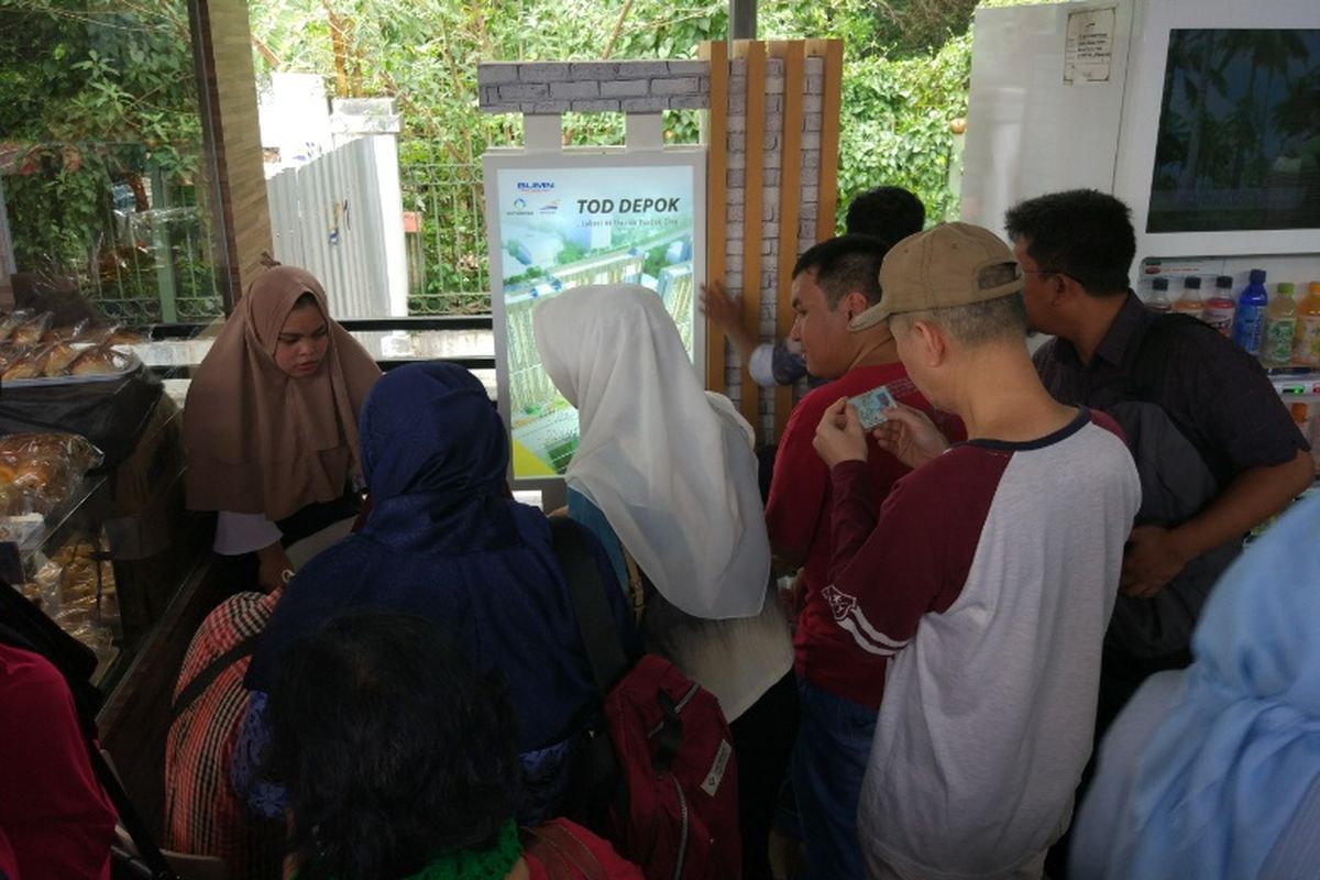 Antrean pembeli apartemen TOD Pondok Cina (Pocin), Depok, Senin (2/10/2017).