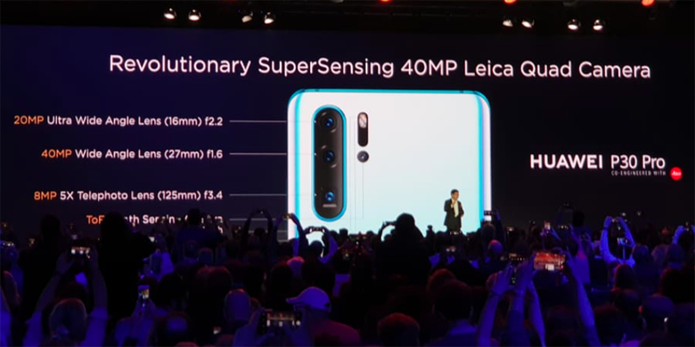 CEO Huawei Consumer Business Group Richard Yu memperkenalkan empat kamera Huawei P30 Pro dalam acra peluncuran di Paris, Perancis, Selasa (26/3/2019).