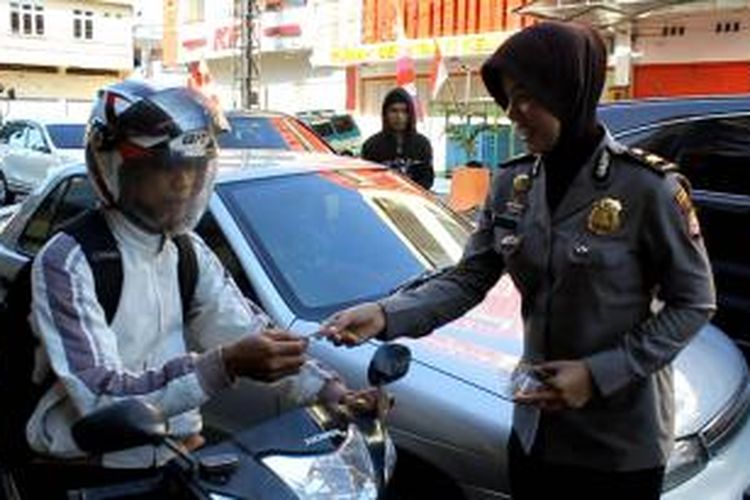 Menyambut Hari Ulang Tahun Polisi Wanita yang ke 67, pada 1 September mendatang, puluhan polwan di Polres Parepare, Sulawesi Selatan, mengadakan aksi sosial dengan membagi bunga bagi pengendara di jalan.