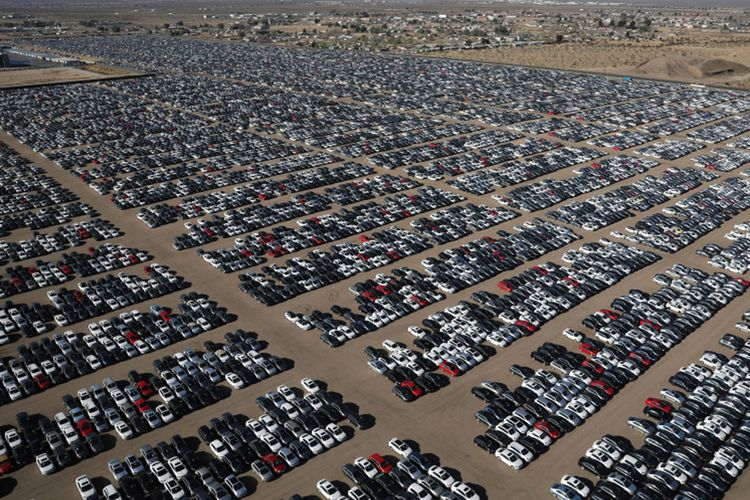 Ratusan ribu unit mobil diesel Volkswagen dan Audi diparkir di ruang penyimpanan di dekat Victorville, California, Amerika Serikat, Rabu (28/3/2018). 
