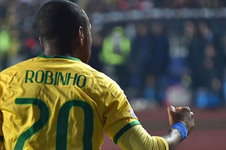 Selebrasi Robinho saat membawa Brasil unggul 1-0 atas Paraguay pada perempat final Copa America 2015, Sabtu (27/6/2015). 