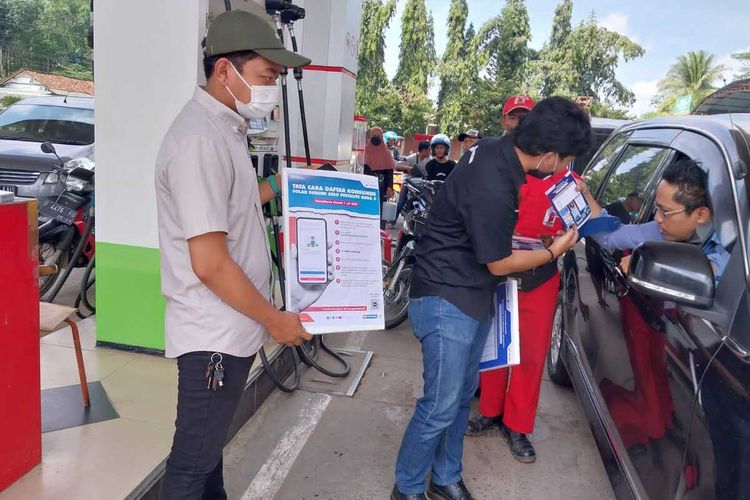 Sosialisasi pendaftaran Subsidi Tepat MyPertamina di Cilacap, Jawa Tengah, Senin (11/7/2022).