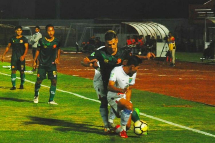 Pemain Persela Lamongan saat berebut bola dengan pemain PS Tira