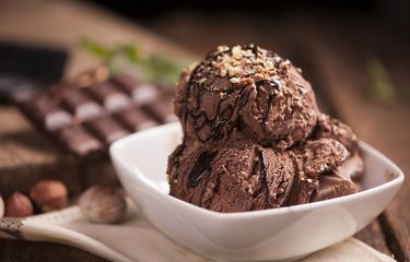 Ilustrasi semangkuk es krim cokelat rumahan. 