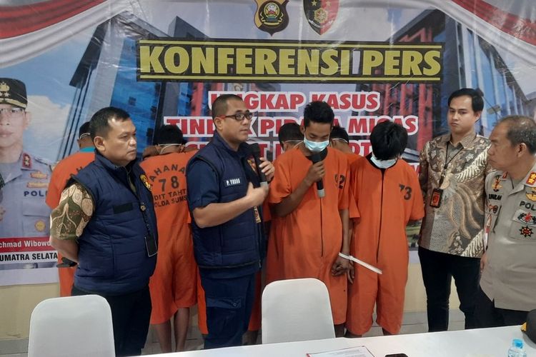 Tujuh pelaku penyelundupan 81 ton BBM ilegal dari Sumsel ke Lampung saat berada di Polda Sumatera Selatan,Jumat (22/9/2023).