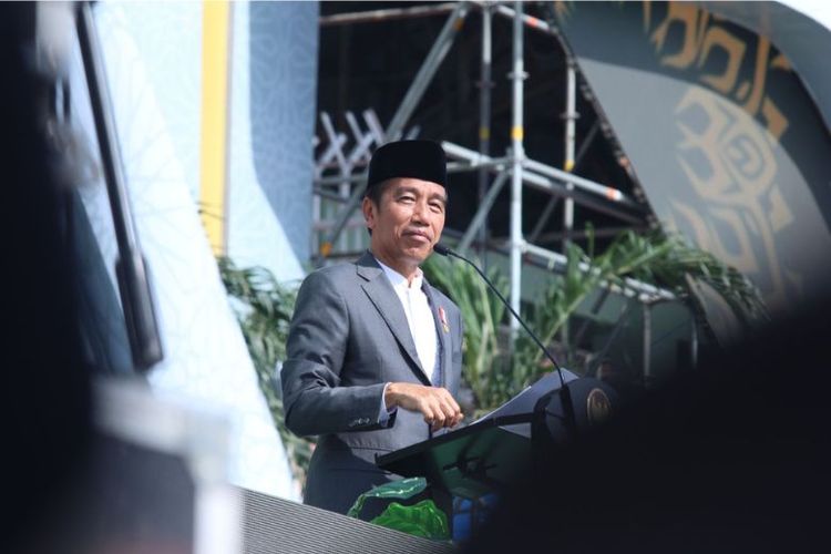 Presiden Indonesia Jokowi saat memberikan sambutan dalam Resepsi Puncak Satu Abad Nahdlatul Ulama (NU) di Gelora Delta Sidoarjo. 

