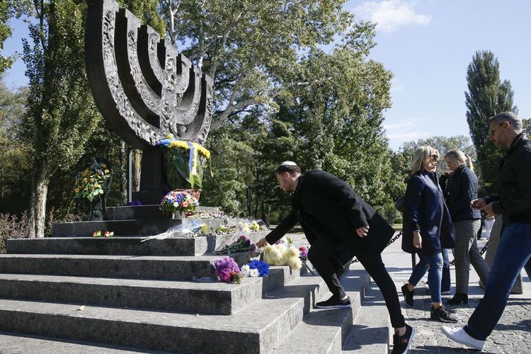 Orang-orang menghadiri upacara di sebuah monumen untuk memperingati korban Babyn Yar (Babiy Yar), salah satu pembantaian terbesar orang Yahudi selama Holocaust Nazi, di Kiev, Ukraina, Jumat (29/9/2017).