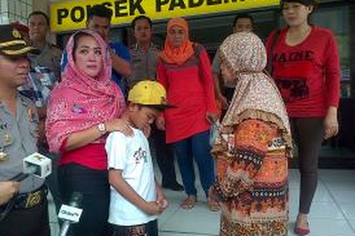 Sarjono dikembalikan ke ibu tirinya, Kasnia (45) di Mapolsek Pademangan, Jakarta Utara, Sabtu (28/6/2014).