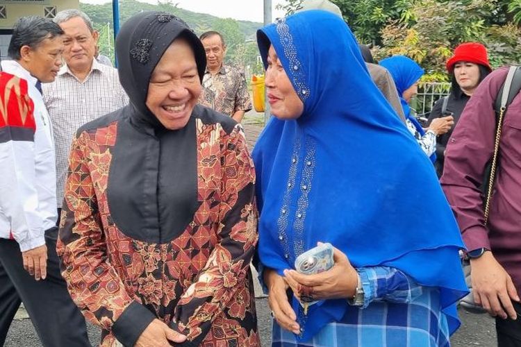 Menteri Sosial Tri Rismaharini bercengkerama bersama salah seorang warga, sesaat sebelum meninggalkan TPS 30 di Balai RW 6, Kelurahan Jajar Tunggal, Kecamatan Wiyung, Kota Surabaya, usai menyuarakan hak pilihnya di Pemilu 2024, Rabu (14/2/2024).