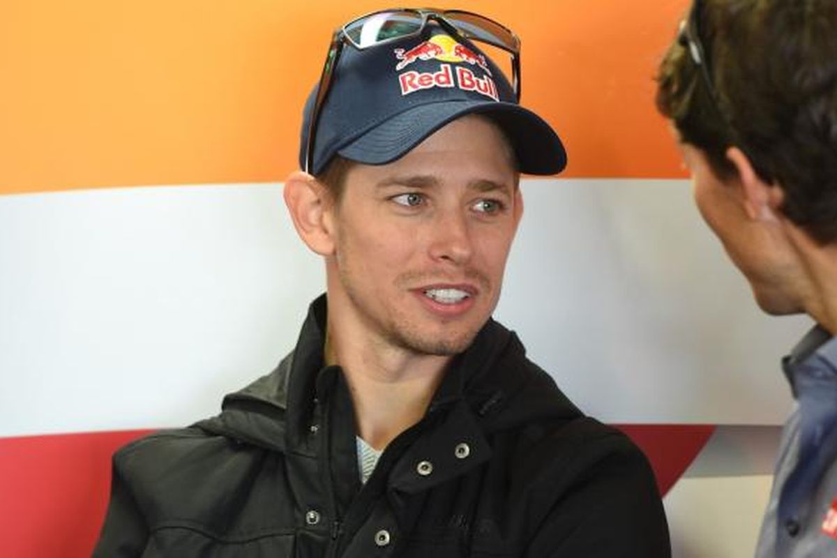 Mantan pebalap MotoGP asal Australia, Casey Stoner (kiri), berbicara dengan kru Repsol Honda pada sesi latihan bebas GP Australia di Sirkuit Phillip Island, Jumat (17/10/2014).