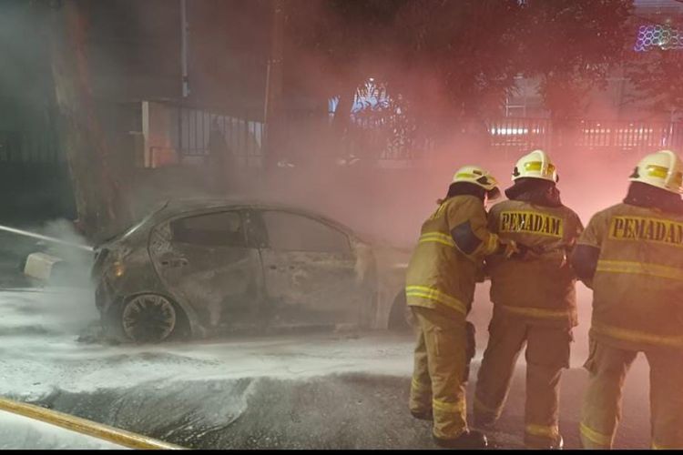 Pemadaman mobil yang terbakar diduga kena petasan remaja konvoi