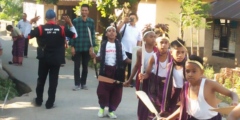 Tarian Dolo-dolo di Horowura, Desa Horinara, Kecamatan Kelubagolit, Adonara, Flores Timur, Nusa Tenggara Timur, Sabtu (29/6/2019).