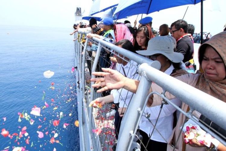 Keluarga korban menaburkan bunga di lokasi yang disebut lokasi jatuhnya pesawat Lion Air JT di Laut Tanjung Karawang, Jabar, yang menyebabkan 189 orang penumpangnya meninggal dunia 