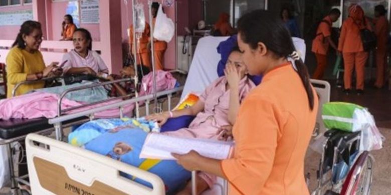 Sejumlah pasien menjalani perawatan di teras RSUD Haulussy, Ambon, Maluku, Kamis (26/9/2019). Sejumlah pasien kini menjalani perawatan di tenda-tenda yang dibangun di pelataran halaman parkir rumah sakit pascagempa bumi dengan kekuatan 6,5 SR. 