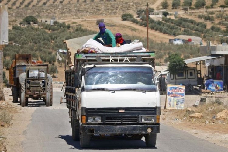 Penduduk Suriah melarikan diri dari wilayah yang dikuasai oposisi di provinsi Daraa pada Selasa (26/6/2018). (AFP/Mohamad Abazeed)