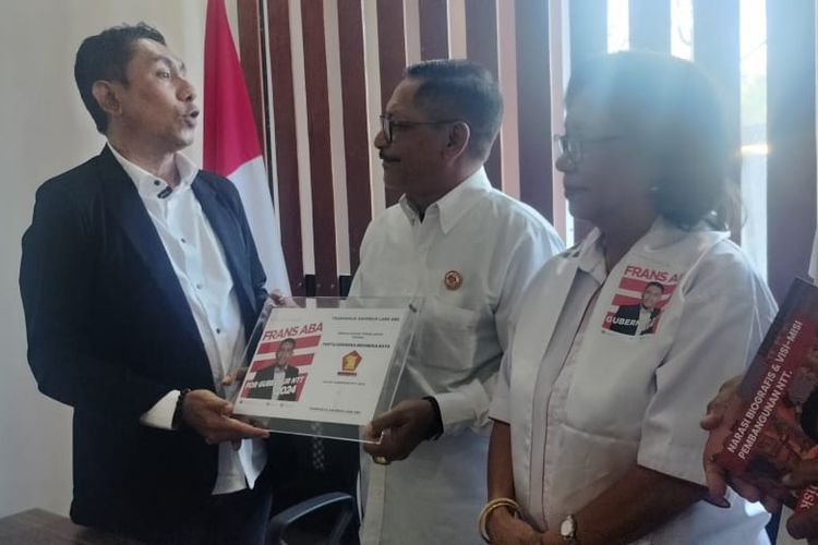 Frans Xaverius Lara Aba, saat mendaftar di Dewan Perwakilan Daerah (DPD) Partai Gerindra Provinsi Nusa Tenggara Timur (NTT) sebagai bakal calon Gubernur NTT, Kamis (2/5/2024) sore.
