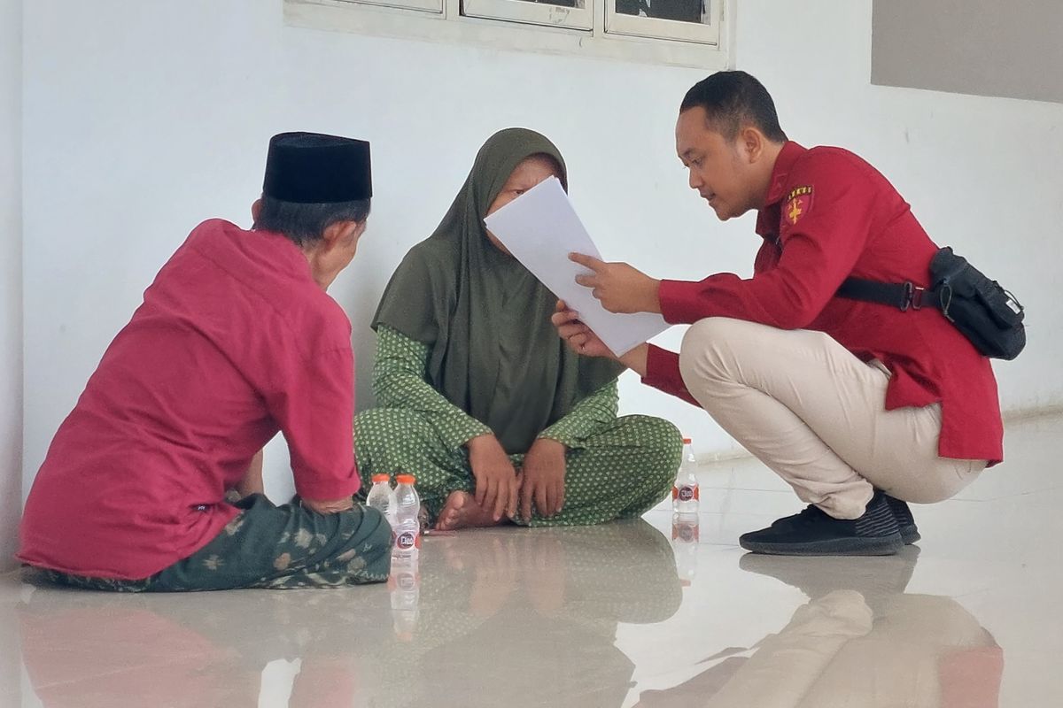 Kakek Abdus Samad (76-an) saat dimintai keterangan oleh penyidik di luar aula pemeriksaan di Gedung Islamic Center Sumenep. 