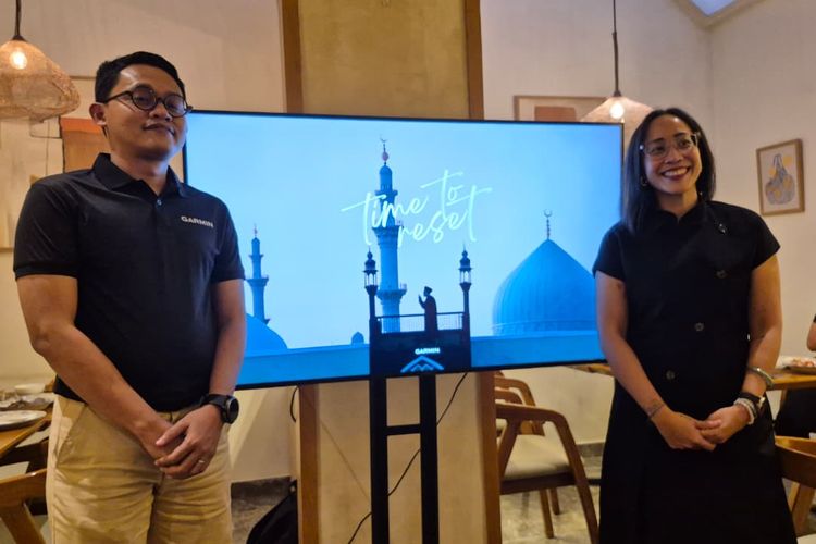 (kanan) Chandrawidhi Desideriani, Marcom Senior Manager Garmin Indonesia; (kiri) Ridlota Adi Saputro, Sales Deputy Manager Garmin Indonesia Marine Division. 