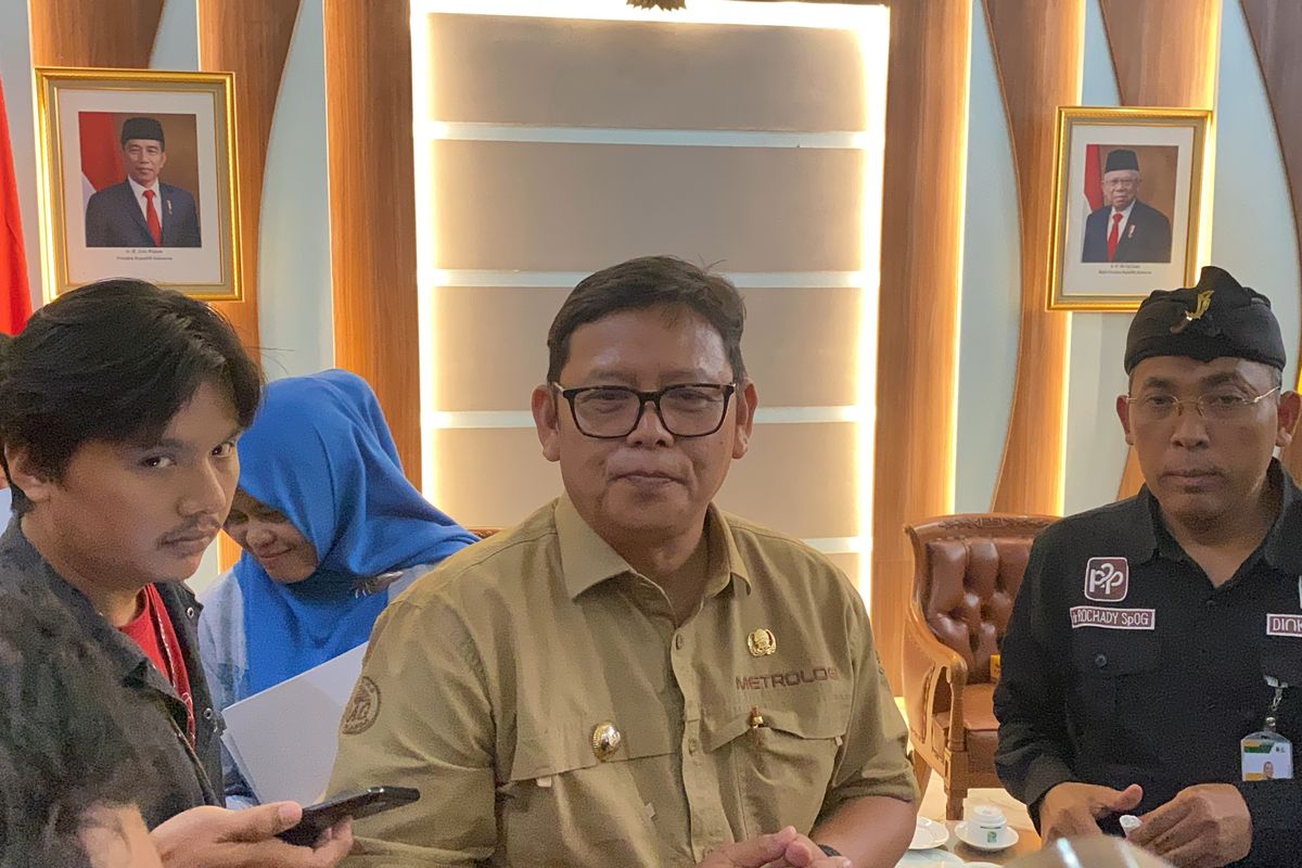 PJ Wali Kota Sukabumi, Kusmana Hartadji (tengah) saat memberikan keterangan pada awak media usai mendengarkan hasil audit di Balai Kota Sukabumi. Kamis (20/6/2024)