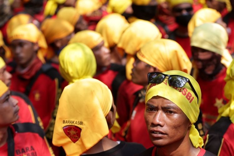 Buruh melakukan unjuk rasa di seputar bundaran Bank Indonesia, Jakarta, memperingati Hari Buruh Sedunia, Senin (1/5/2017). Aksi buruh serentak dilakukan di seluruh wilayah di Indonesia menuntut agar pemerintah menghapuskan sistem outsourcing, magang dan upah layak.