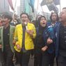 Massa Aksi BEM SI Bentuk Pagar Betis untuk Buka Akses Jalan Medan Merdeka Selatan
