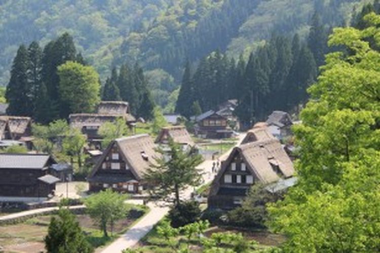 Pemandangan Ainokura, sebuah desa yang berumur ratusan tahun di Gokayama, Prefektur Toyama, Jepang, dari atas bukit.