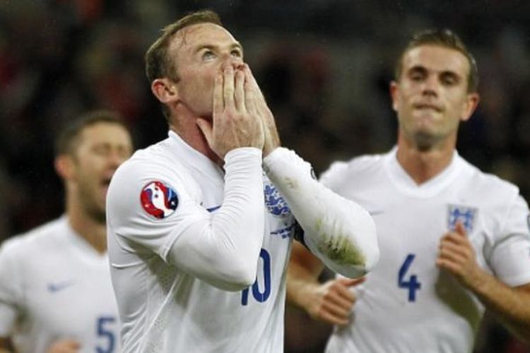 Striker tim nasional Inggris, Wayne Rooney (depan), merayakan gol ke gawang San Marino pada laga Kualifikasi Piala Eropa 2016 di Stadion Wembley, London, Kamis (9/10/2014).