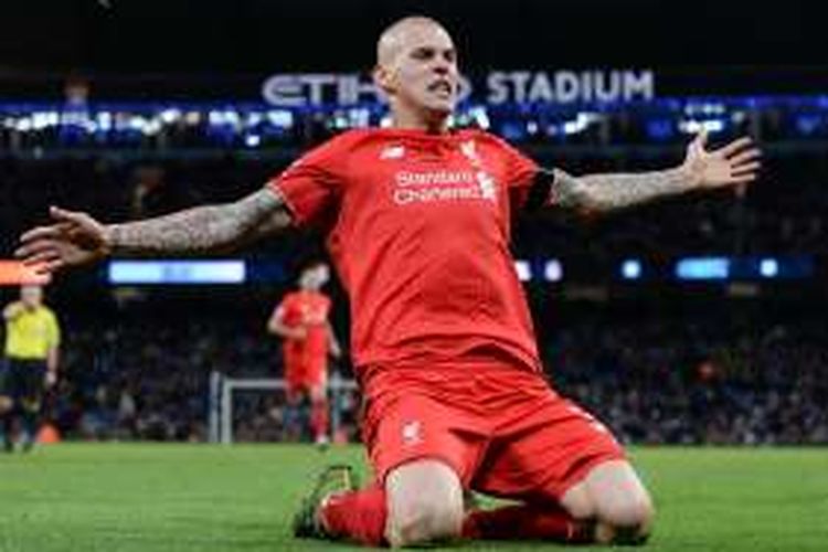 Bek Liverpool Martin Skrtel, melakukan selebrasi usai membobol gawang Manchester City, pada laga di Stadion Etihad, pada 21 November 2015. 