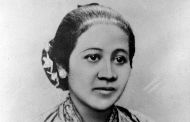 RA Kartini, seorang Pahlawan Nasional Indonesia yang memperjuangkan hak, pendidikan, serta kebebasan wanita. Hari lahirnya 21 April kini diperangi sebagai Hari Kartini.                    