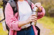 2 Cara Menghilangkan Bau dan Rasa Kopi di Botol Minum