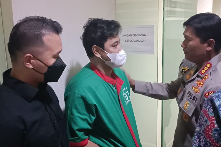 Potret Andrie Bayuajie usai ditangkap di Polres Metro Jakarta Barat, Jumat (3/6/2022). 