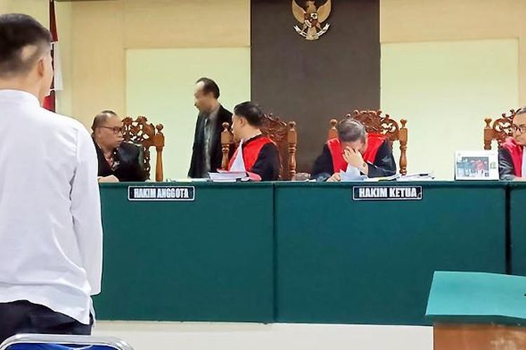 Ketua majelis, Wahyu Widodo, tampak menahan air mata ketika menyampaikan amar putusan kasus pembunuhan bayi berusia 3,5 tahun di Jombang, Jatim.