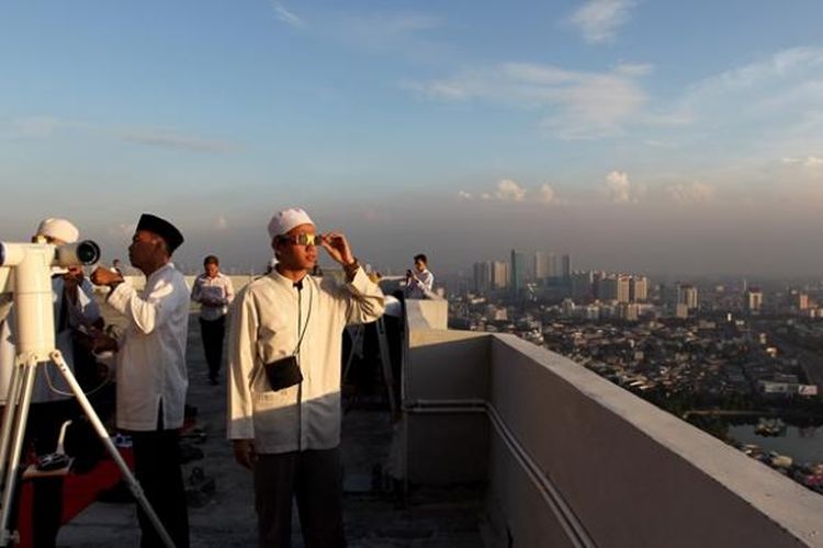 Ilustrasi hilal: Tim Lakjnah Falakiyah Pengurus Besar Nahdlatul Ulama meneropong untuk melihat rukyat hilal di Jakarta, Senin (8/7/2013). Hasil rukyat hilal ini untuk menetapkan 1 Ramadhan 1434 H.  