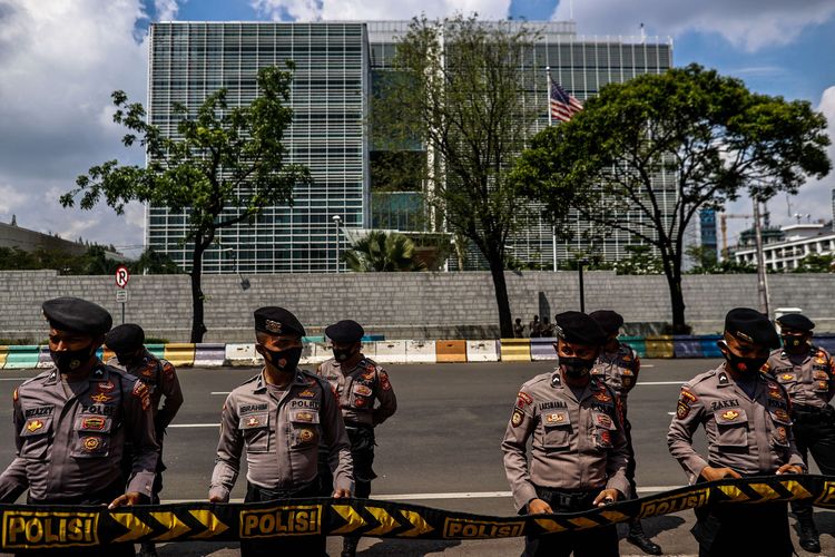 Ilustrasi Kantor Kedubes AS di seberang Monas, Jakarta Pusat. | Aliansi Mahasiswa Papua menggelar aksi unjuk rasa di depan Kedutaan Besar Amerika Serikat, Jakarta Pusat, Sabtu (15/8/2020). Dalam aksi tersebut mereka menuntut agar warga Papua Barat diberikan kebebasan dan hak menentukan nasib sendiri sebagai solusi demokratis bagi rakyat Papua.